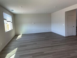 2943 Girdwood St in Manteca, CA - Foto de edificio - Building Photo