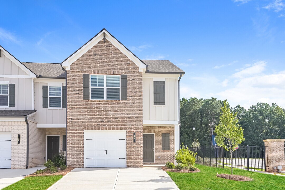 11 RUBRA Ln in Auburn, GA - Building Photo