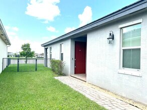 8292 NW Greenbank Cir in Port St. Lucie, FL - Foto de edificio - Building Photo