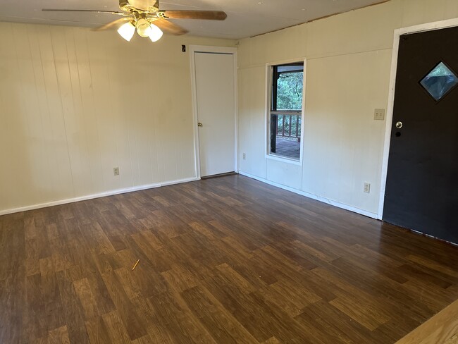 3064 Safronia Shores Rd in Navarre, FL - Foto de edificio - Building Photo