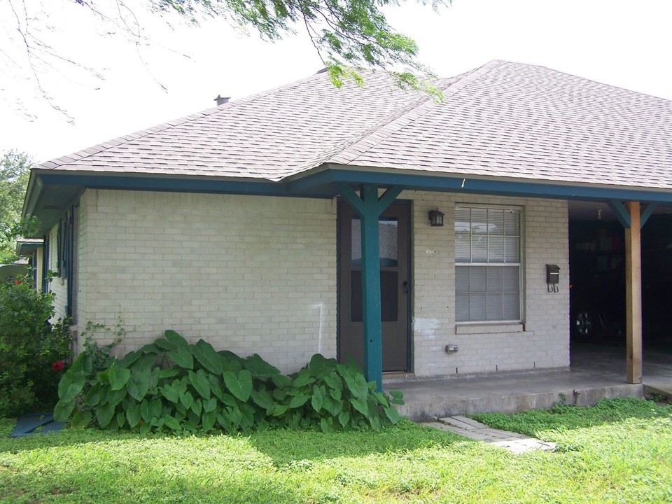 4817 Lavaca Dr-Unit -Unit A in Corpus Christi, TX - Foto de edificio
