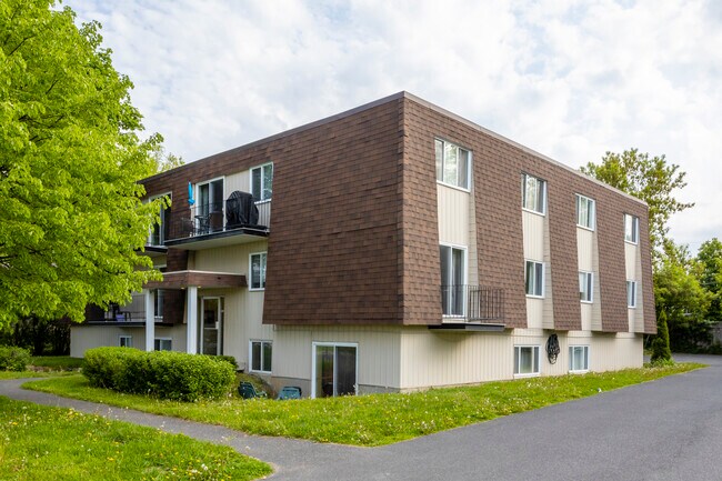 1430 Goyer in St-Bruno-de-Montarville, QC - Building Photo - Building Photo