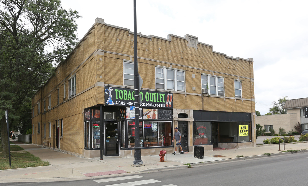 5903 W Irving Park Rd in Chicago, IL - Foto de edificio