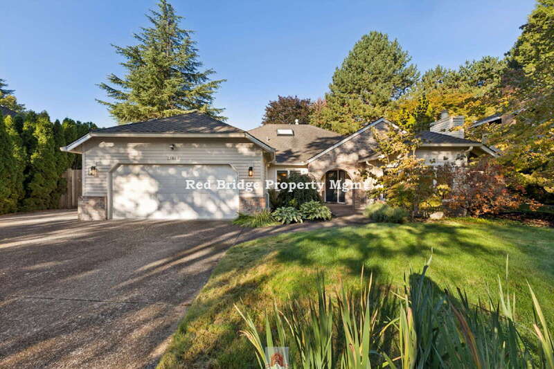 19469 SW Olson Ave in Lake Oswego, OR - Building Photo