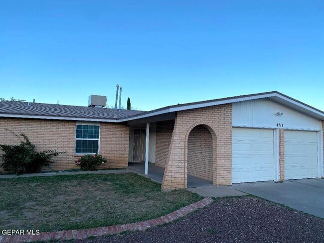 4717 G V Underwood Dr in El Paso, TX - Building Photo - Building Photo