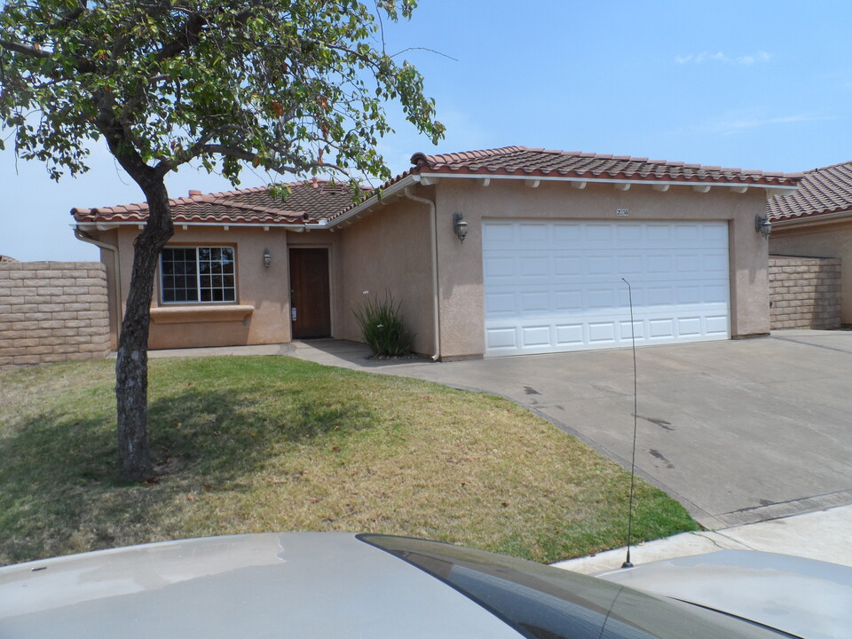 2038 Humbolt Dr in Santa Maria, CA - Foto de edificio