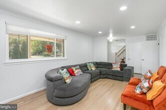 6919 Rolling Rd in West Springfield, VA - Building Photo - Building Photo