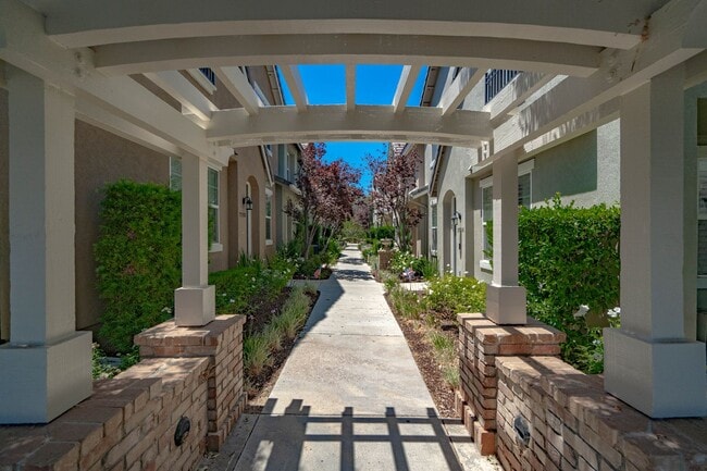 27290 Arbor Pl in Santa Clarita, CA - Building Photo - Building Photo