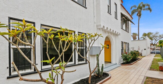 1871 Pacific Ave in Long Beach, CA - Foto de edificio - Building Photo