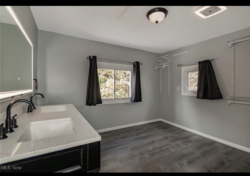 270 W Glendale St in Bedford, OH - Foto de edificio