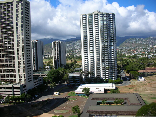 2575 Kuhio Ave, Unit 1802 in Honolulu, HI - Building Photo - Building Photo