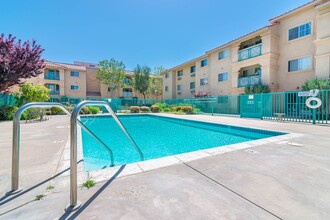 Lancaster Village in Lancaster, CA - Foto de edificio - Building Photo