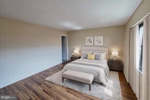 813 Red Lion Rd in Philadelphia, PA - Building Photo