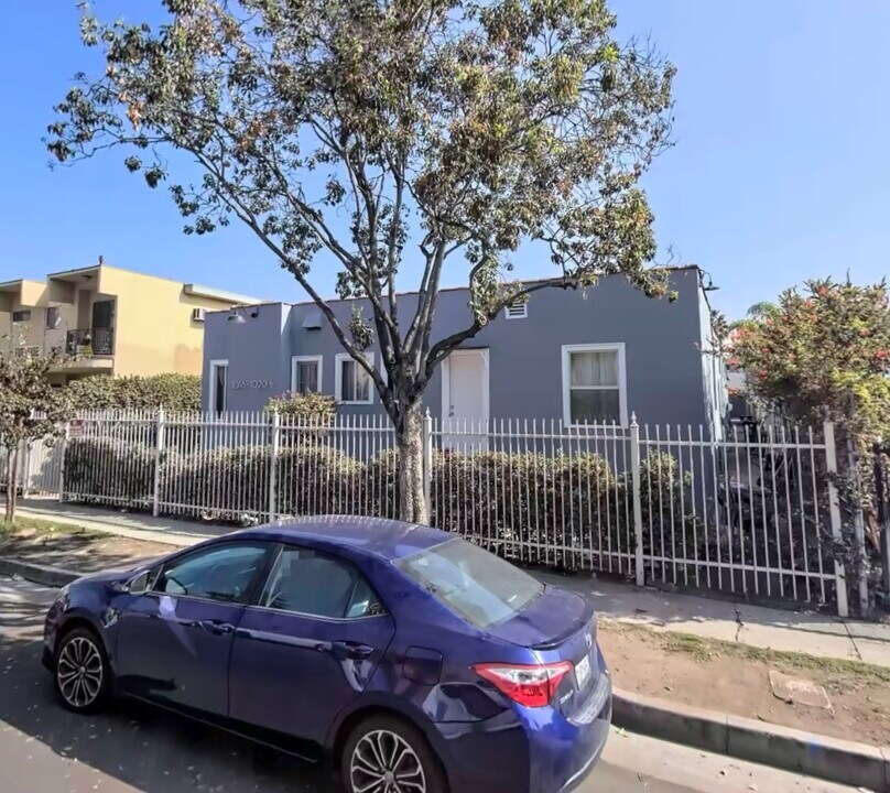 1020 1/2 N Kingsley Dr. in Los Angeles, CA - Building Photo