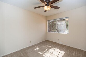 1040 Amberton Ln in Thousand Oaks, CA - Building Photo - Building Photo