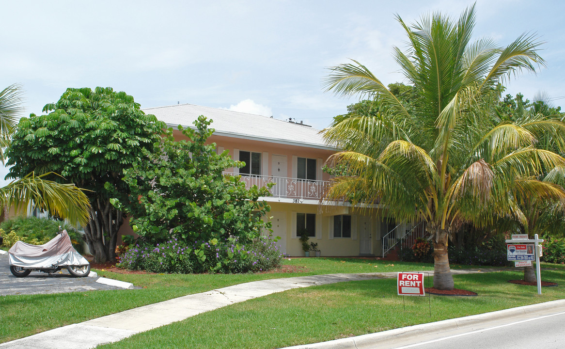 381 SE 15th Ave in Deerfield Beach, FL - Foto de edificio