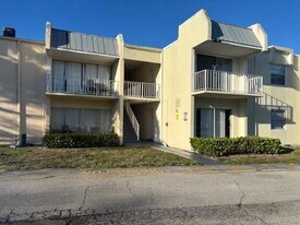 429 Executive Center Dr, Unit 211 in West Palm Beach, FL - Building Photo