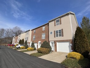 632 Donavin Dr in Jeannette, PA - Foto de edificio - Building Photo