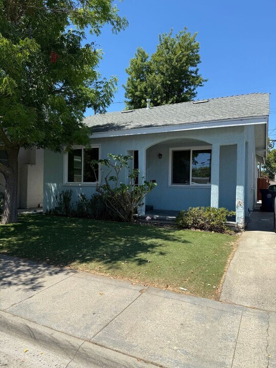 1464 33rd St in Sacramento, CA - Foto de edificio