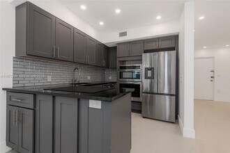 17620 Atlantic Blvd in Sunny Isles Beach, FL - Foto de edificio - Building Photo