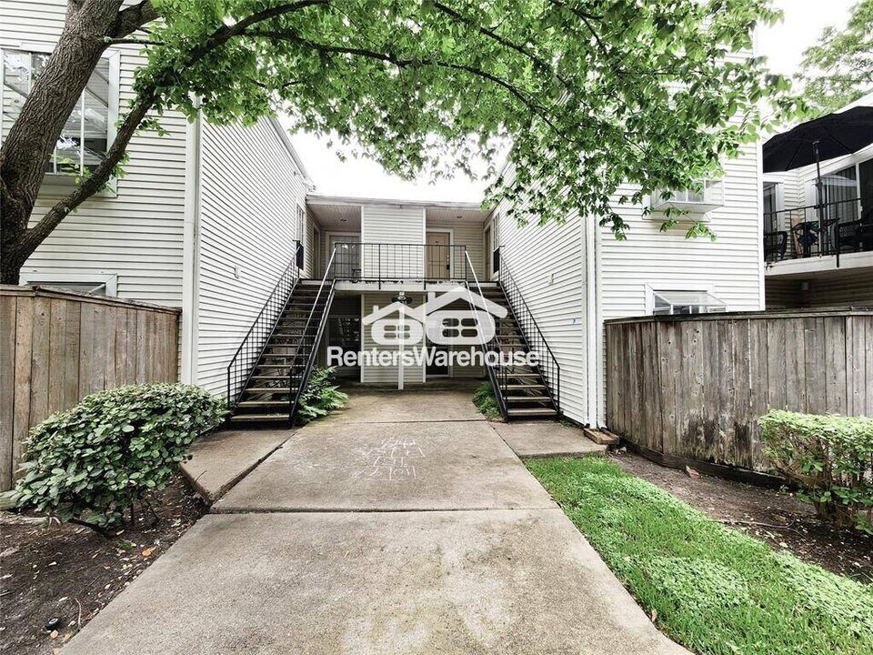 9809 Richmond Ave. in Houston, TX - Building Photo
