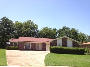 2512 La Vonne Cir in Bossier City, LA - Building Photo - Building Photo