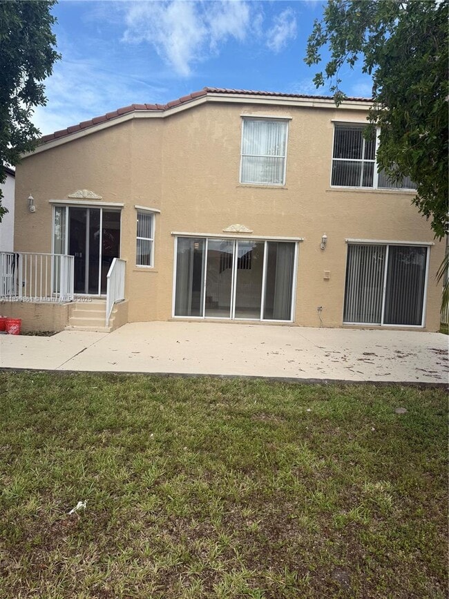 4973 SW 163rd Ave in Miramar, FL - Foto de edificio - Building Photo