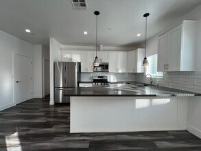 6734 Irvine Ave in North Hollywood, CA - Foto de edificio - Building Photo