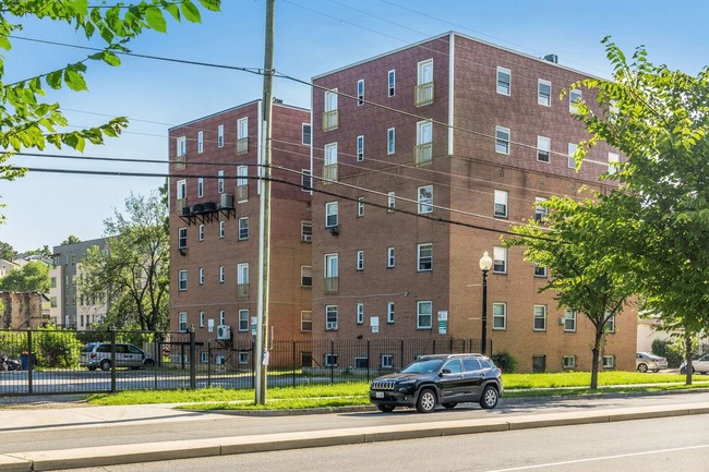 700 51st St NE in Washington, DC - Foto de edificio - Building Photo