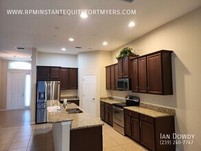8120 Banyan Breeze Way in Ft. Myers, FL - Building Photo - Building Photo