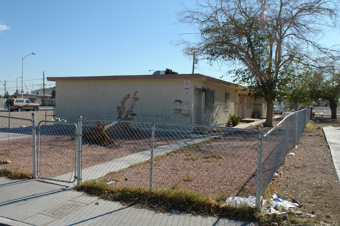 705 W Monroe Ave in Las Vegas, NV - Building Photo