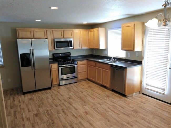 5760 Valleywood Loop SE in Salem, OR - Foto de edificio - Building Photo