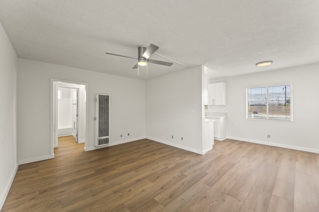 940 W Gage Ave in Los Angeles, CA - Building Photo - Building Photo