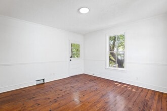 209 N Spring St in Winston-Salem, NC - Foto de edificio - Building Photo