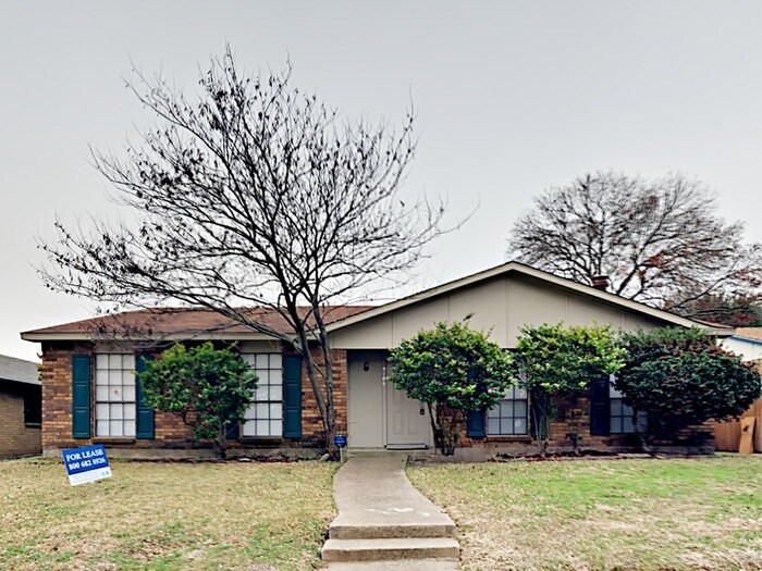 9706 Sophora Cir in Dallas, TX - Building Photo
