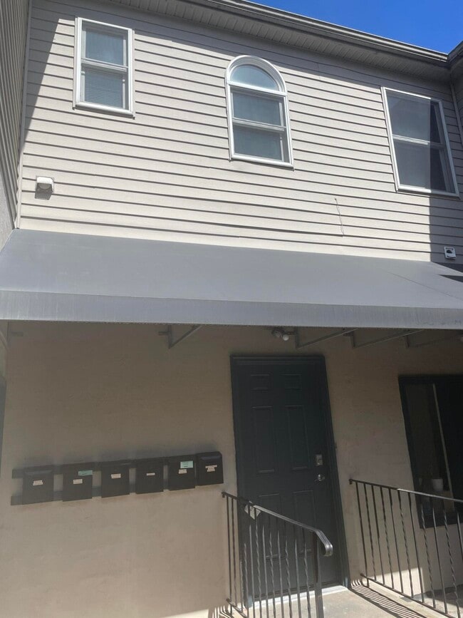 210 W 6th St