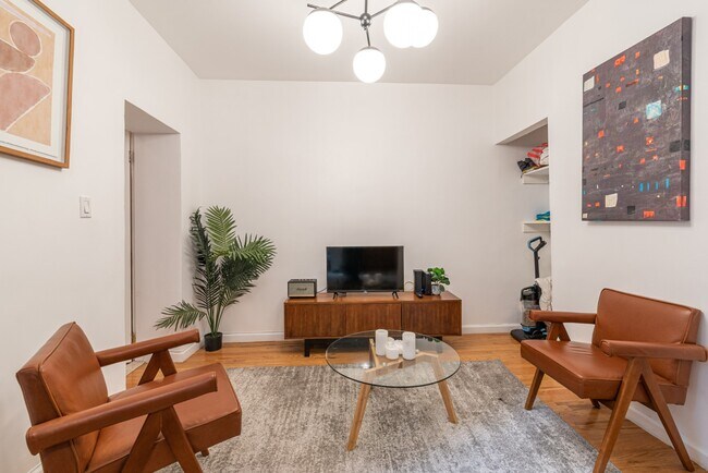 146 E 56th St in New York, NY - Building Photo - Building Photo