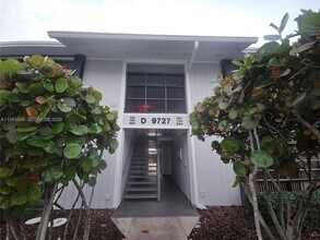9727 Hammocks Blvd in Miami, FL - Building Photo - Building Photo