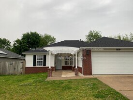 509 E Pinion St in Rogers, AR - Building Photo