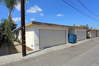 1023 N Lincoln St in Orange, CA - Building Photo - Building Photo