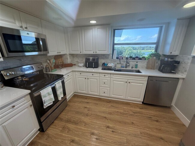 16091 Blatt Blvd in Weston, FL - Building Photo - Building Photo