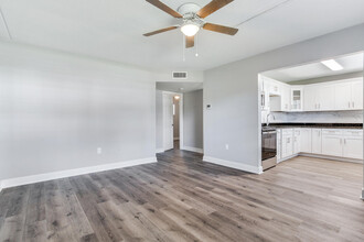 Greenbriar in Tampa, FL - Building Photo - Building Photo