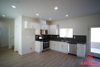 8300 Grandy St in Bakersfield, CA - Foto de edificio - Building Photo
