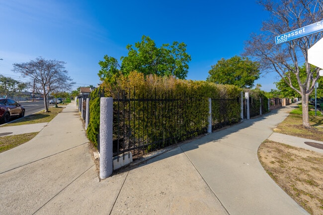 7503 Camellia Ave in North Hollywood, CA - Foto de edificio - Building Photo