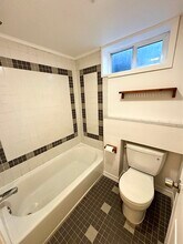 3405 SW Barbur Blvd, Unit Unit C in Portland, OR - Building Photo - Building Photo