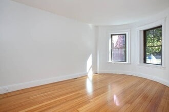 1805 Beacon St, Unit 2 in Brookline, MA - Foto de edificio - Building Photo