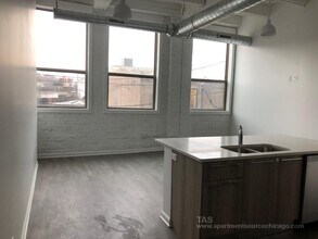 930 W Dakin St, Unit 205 in Chicago, IL - Building Photo - Building Photo