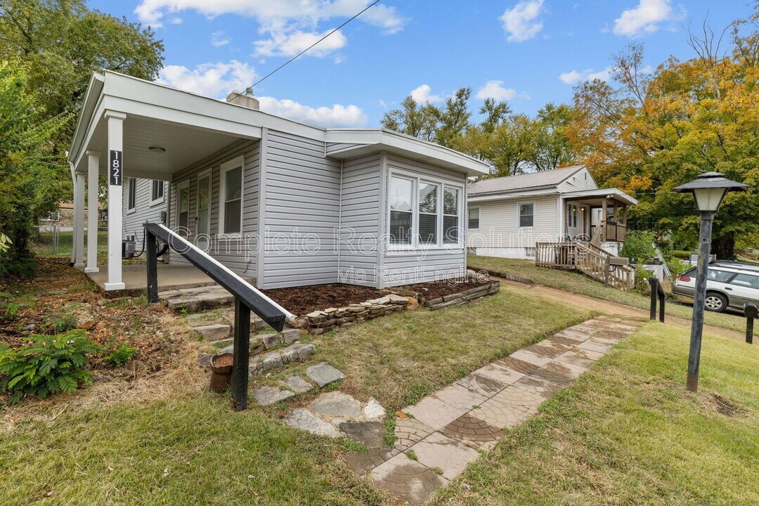 1821 Korando Ave in Overland, MO - Building Photo