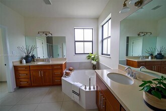 10461 NW 61st St in Doral, FL - Building Photo - Building Photo