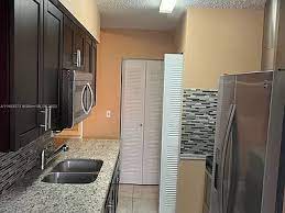 18300 NW 67th Ave in Hialeah, FL - Building Photo - Building Photo